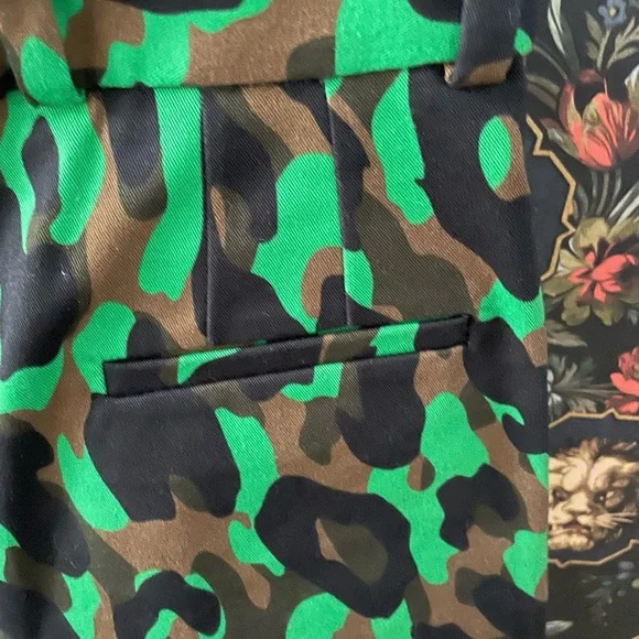 Versace high-waist tailored camouflage shorts! Euro size 38 but will fit U.S 4. - Picture 7 of 7